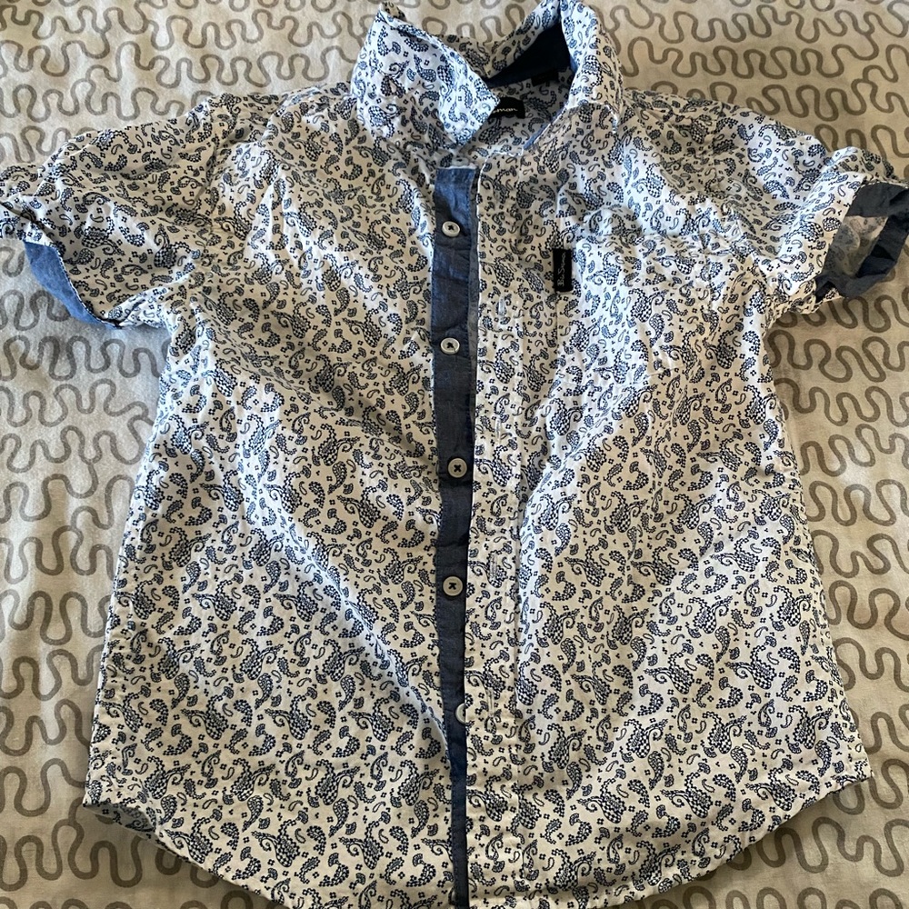 Boys buttons down shirt